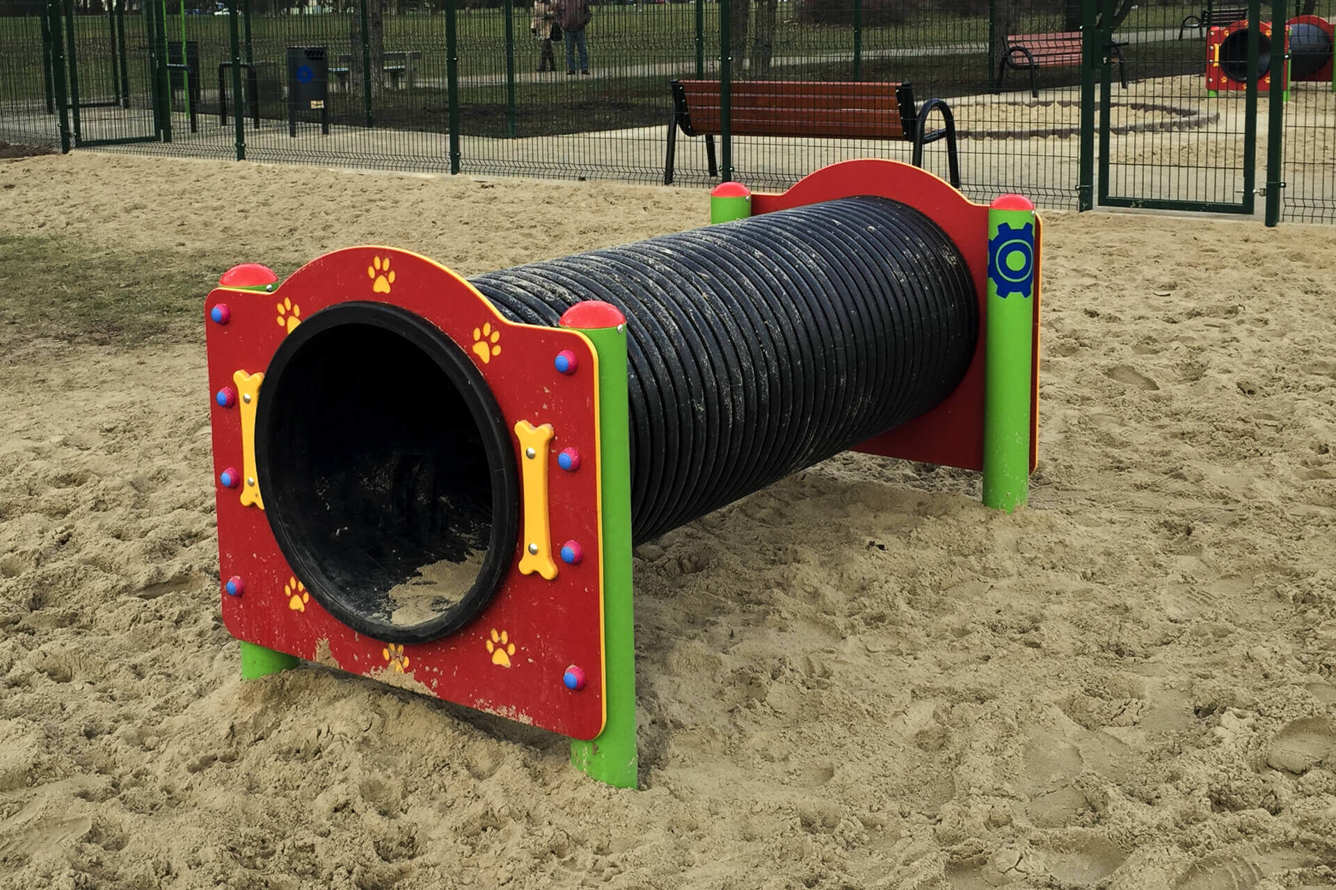 Parki zabaw dla psów, metalowe wybiegi i drewniane tory | Dog Park